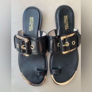 GUC MICHAEL KORS BLACK CALDER BUCKLE LEATHER SANDALS, SIZE 6.5.